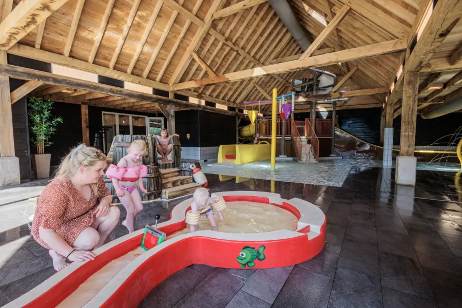Overdekte waterspeeltuin familiecamping kaps